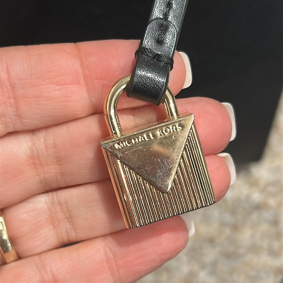 Michael Kors Black Satchel Crossbody Handbag w/adjustable strap & key holder - Picture 12 of 14